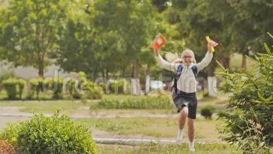 快乐的十一岁女学生放学后背着背包跑步。